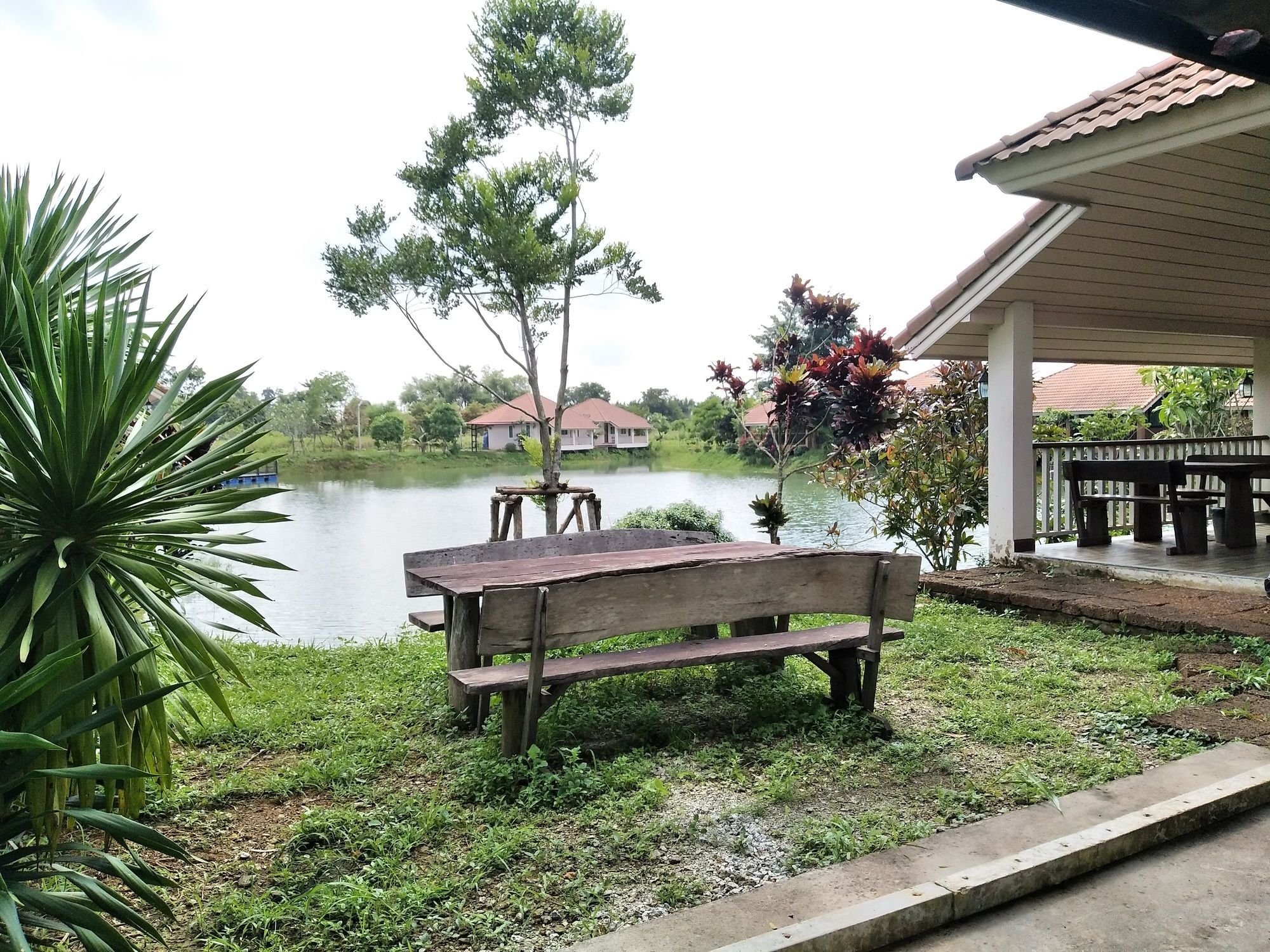 Pirom Lake And Resort Si Maha Phot ภายนอก รูปภาพ